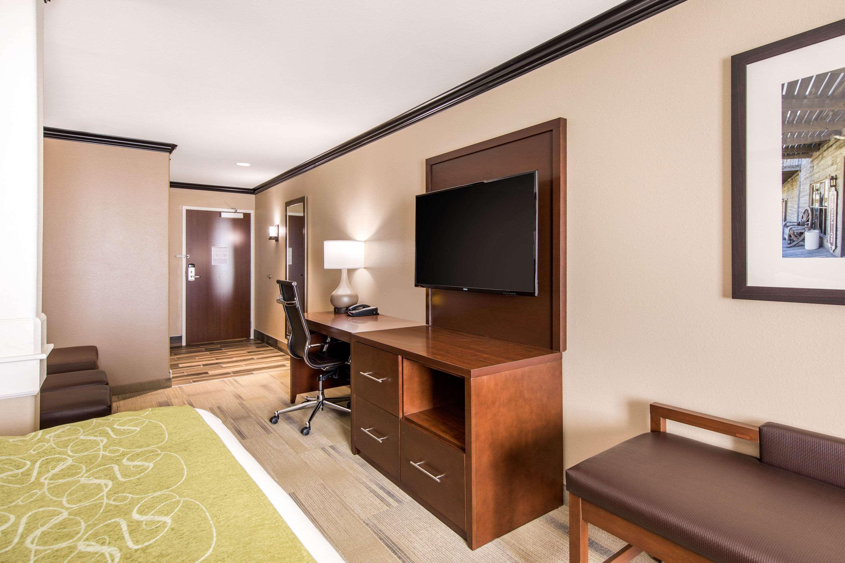 Comfort Suites Liberal Buitenkant foto